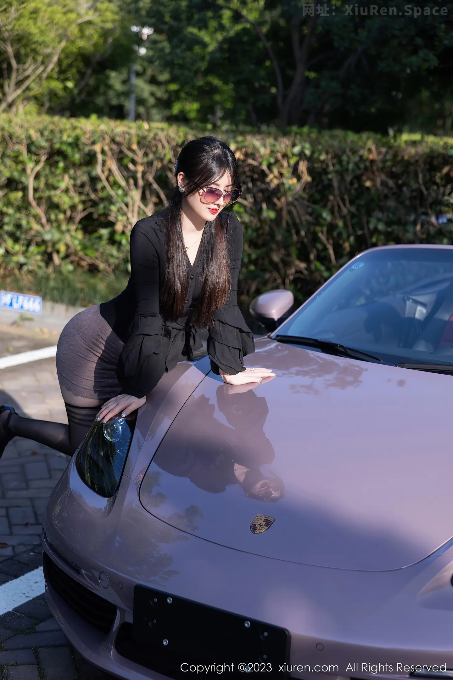 图片[4]-[XiuRen秀人网]2023.05.05 NO.6676 诗诗kiki 黑色紧身小礼服与粉色短裙加黑丝美腿性感私房写真集-秀人网官方网站